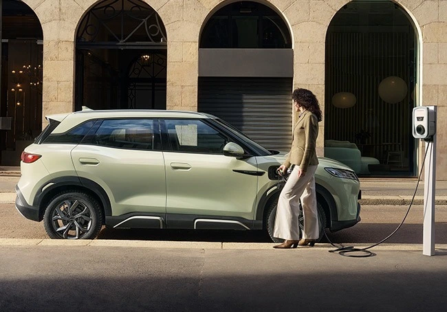 Žena puni BYD auto na javnom punjaču