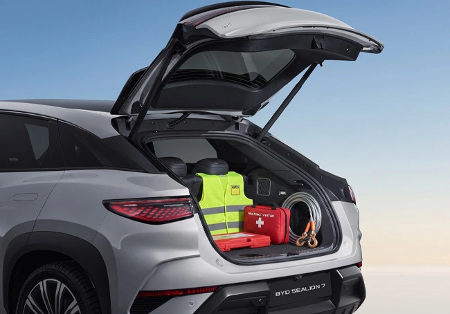 Obavezna oprema za automobile u Srbiji smeštena u BYD električni automobil u njegovom gepeku
