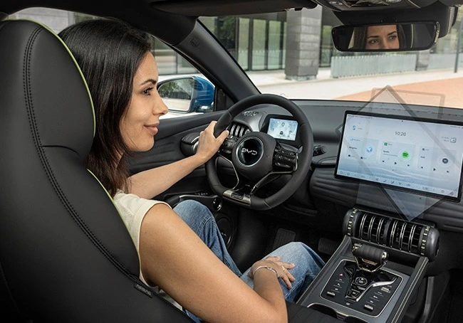 Žena vozi BYD električni automobil nakon uspešne registracije elektirčnog vozila u Srbiji